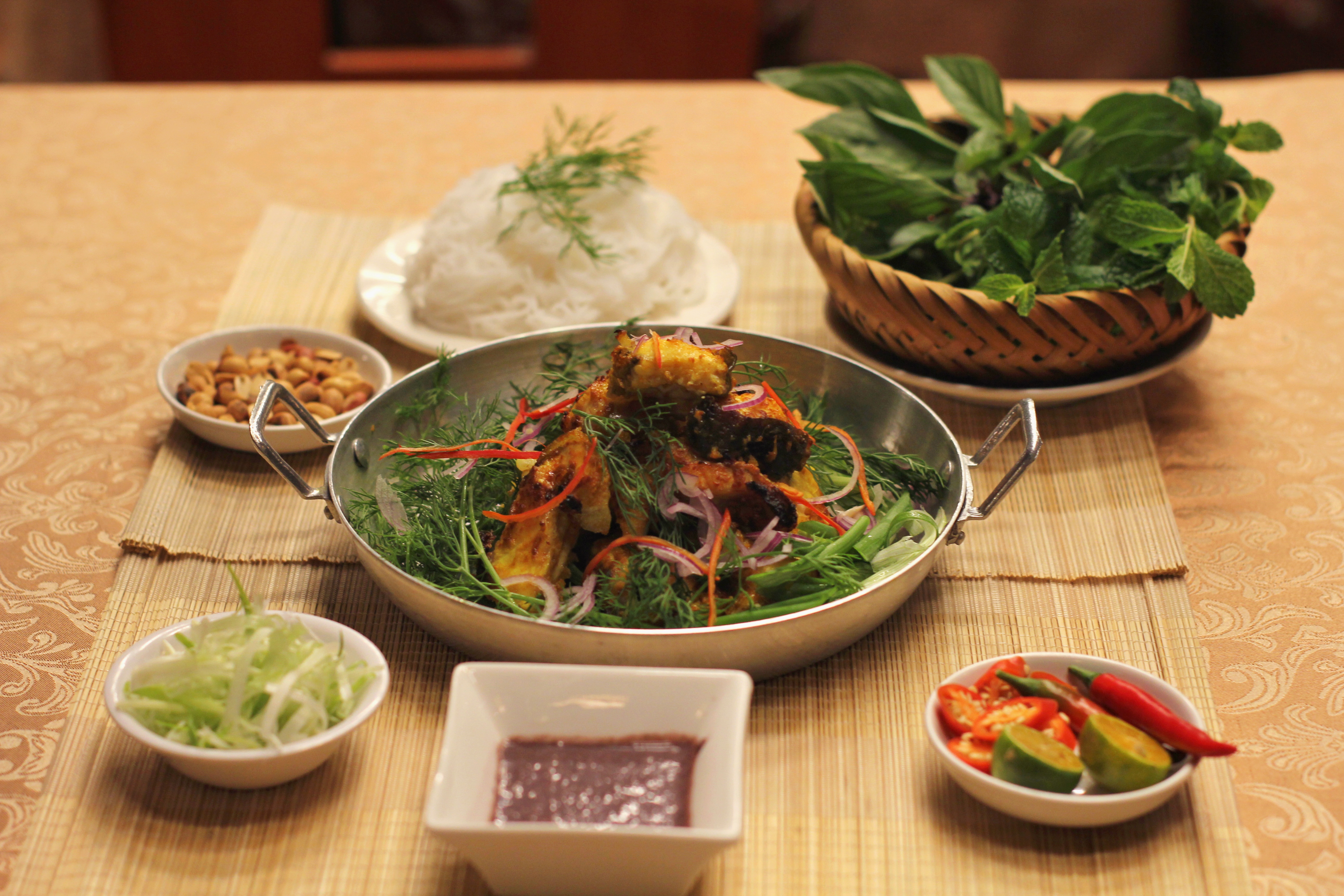 Cá hấp cuốn rau sống